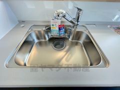 広々とした凸型シンクに洗剤ポケットを標準装備。大きなお鍋など洗いやすいです。洗剤や石鹸、スポンジもすっきりできる収納付き。