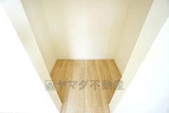 ウォークインクローゼット付きの洋室。スペースも広く、毎日のコーディネートが楽しくなります＾＾