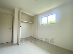 全居室にはたっぷり収納できる大型クローゼットを設置しています。窓には断熱性・保温性にすぐれ、省エネ効果のあるペアガラスを採用。冬には結露を防止します。