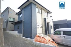 現地（2025年10月）撮影。駐車もらくらくの敷地面積60坪以上。快適でゆとりのある生活空間で新生活を始めましょう^^