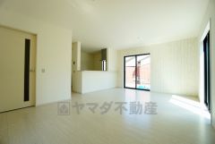 同仕様写真。夏は強い日差しをカット、冬は暖かな遮熱高断熱型Low-Eガラスを採用。夏の強い日差しを約60%カットし、冷房効果を高めます。紫外線もカットするため紫外線による日焼けも抑制。