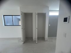 まとめ買いしてもこの収納量なら心配要らずのパントリー。調理家電や食品のストックをすっきりまとめられ、キッチン周りを広々使えます。