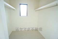 収納力豊富なウォークインクローゼット付き。洋服や小物などを1箇所にまとめて美しい収納を実現します。