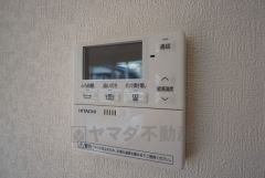 キッチン横からお湯張り、追い炊き、足し湯がボタン一つで楽々操作できる給湯機リモコンです＾＾忙しい夕飯の準備の時間帯に重宝しますね。