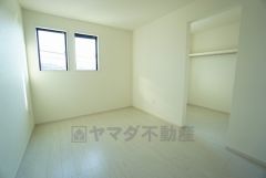 明るい洋室です。ナチュラル色のフローリングで開放的な優しい雰囲気になっています＾＾ベッドや机、ＴＶを置いてもゆとりのある広さです。