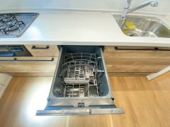 家事の時間が短縮できる食器洗浄乾燥機付。後片付けもラクラクです。 食器を洗う手間が減るので家族とのコミュニケーションの時間や自分の時間が増えますね。