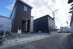 前面道路は交通量が少なく小さなお子様がいるご家庭も安心です＾＾大型車両の通行も無く静かで快適な生活を送れます。