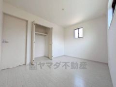 全居室にはたっぷり収納できる大型クローゼットを設置しています。窓には断熱性・保温性にすぐれ、省エネ効果のあるペアガラスを採用。冬には結露を防止します。