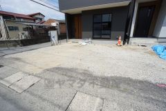 カースペースは停めやすい並列駐車2台付きです。 前面道路は交通量が少なく小さなお子様がいるご家庭でも安心です＾＾