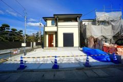 車スペースはゆとりある3台分を確保。マイカー用に、お客さま用に、余裕を持ってご利用いただけます。