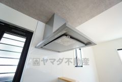 同仕様写真。調理により発生する油煙や臭いを吸い込み、屋外へ排気してくれます。