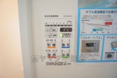 雨の日の洗濯も安心できる浴室暖房乾燥機付き浴室。リモコンで操作もボタン1つで簡単。 浴室暖房乾燥機には、暖房、乾燥、涼風、換気の4つの機能が付いています。タイマー付きです。