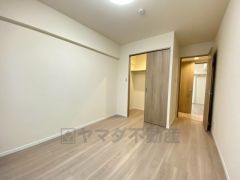 明るい洋室です。ナチュラル色のフローリングで開放的な優しい雰囲気になっています＾＾ベッドや机、ＴＶを置いてもゆとりのある広さです。