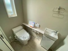 温水洗浄機付トイレです。節水機能もあるので、安心して使えますね。