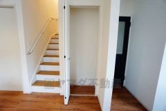 人も物も集まるリビングに収納スペースを確保しました。掃除道具や家族みんなで使うものを収納するのに便利ですよ＾＾