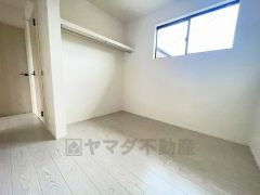 2面採光を確保した明るい室内は、風通しも良く、大変居心地の良い空間となっております。爽やかな風を感じて起きる朝は、快適生活の始まりに。