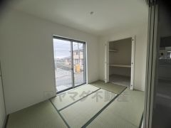 リビングからの続き間として和室をご用意しました。普段はリビングとつなげて開放的なスペースとして。来客時には客間としてお使いいただけます。