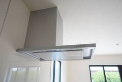 調理により発生する油煙や臭いを吸い込み、屋外へ排気してくれます。