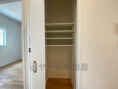 リビング収納。物が散らかりやすいリビングに収納スペースを確保。書類や雑貨をひとまとめにできまるため、お部屋をすっきりさせることが出来ます。