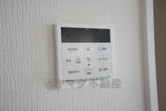 給湯器リモコンはキッチン横からボタンひとつで操作が楽々。通話ボタン付きでお子様とも会話ができて安心です。