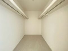 収納力豊富なウォークインクローゼット付き。洋服や小物などを1箇所にまとめて美しい収納を実現します。