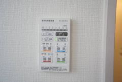 浴室暖房乾燥機には、暖房、乾燥、涼風、換気の4つの機能が付いています。タイマー付きです。換気・雨の日の洗濯も安心です＾＾