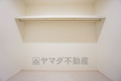 同仕様写真。ファミリークローク完備。洋服や小物などを1箇所にまとめて美しい収納を実現します。