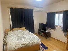 住む人のこだわりを活かす洋室＾＾日当たりがよく、寝室としての利用もおすすめ。