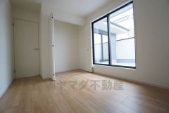 木目調のシンプルデザインで落ち着きと安らぎの空間に仕上げています。各部屋に収納が完備されているので、お荷物が多くなっても安心の設計です。