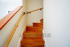 ご年配の方でも安心できる、手すり付き階段です＾＾段差も低めで設定されてますので安全性にも優れてますね＾＾