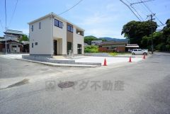 角地で陽当り・風通し良好です＾＾ カースペースは停めやすい並列駐車3台付き。前面道路は約6ｍと駐車がスムーズにできます。