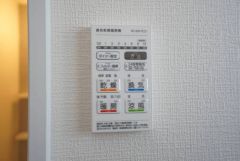 雨の日の洗濯も安心できる浴室暖房乾燥機付き浴室。リモコンで操作もボタン1つで簡単。 浴室暖房乾燥機には、暖房、乾燥、涼風、換気の4つの機能が付いています。タイマー付きです。