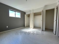 寝室や子ども部屋など、用途に合わせてご利用の幅は無限大 寛ぎの時間を紡ぎだす主寝室は、大型ベッドを置いても余裕の広さを確保しています。
