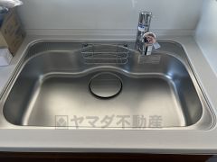 広々とした凸型シンクに洗剤ポケットを標準装備。大きなお鍋など洗いやすいです。洗剤や石鹸、スポンジもすっきりできる収納付き。