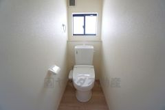 温水洗浄機付トイレです。節水機能もあるので、安心して使えますね。もちろん、1階2階の2ヶ所にトイレがあるので、忙しい朝にもゆとりができますね。