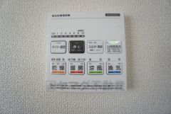浴室暖房乾燥機には、暖房、乾燥、涼風、換気の4つの機能が付いています。タイマー付きです。