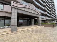 エントランス外。オートロック完備で防犯性が安心です＾＾