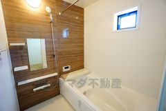 同仕様写真。1日の疲れを癒すくつろぎのバスルーム。足を伸ばしてもゆったりと入れるサイズです。お子様と一緒にお風呂に入っても狭くないですね^^