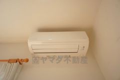 リビングにはエアコンが付いています＾＾ 暖かい夏も寒い冬の時でも家族が集まる快適な空間にしてくれます＾＾