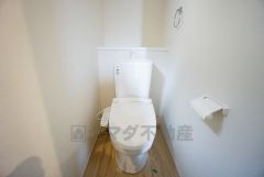 同仕様写真。温水洗浄機付トイレです。節水機能もあるので、安心して使えますね。 2ヶ所にトイレがあるので、忙しい朝にもゆとりができますね。