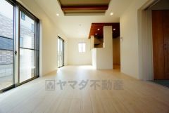 同仕様写真。家族が集まる開放的なリビング。約18.25帖の大空間で毎日のお食事が楽しみです＾＾思い思いの時間を過ごしたり、家族みんなで食事をしたり、素敵な団らんの場になりますね。