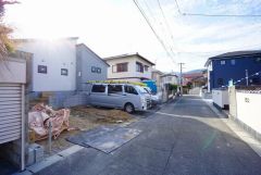 前面道路は公道北西側約4.5ｍ。 車通りも少ないため小さなお子様がいても安心して過ごせます＾＾