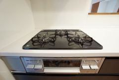 同時にたくさんの料理が調理できる3口コンロ。長時間熱を通しておきたい煮込み料理を作りながら、炒め物など同時進行で進められます。