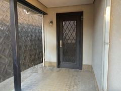 玄関。奥まって設置されており、雨にも濡れにくくなっています。