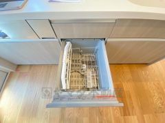 家事の時間が短縮できる食器洗浄乾燥機付。後片付けもラクラクです。 食器を洗う手間が減るので家族とのコミュニケーションの時間や自分の時間が増えますね。