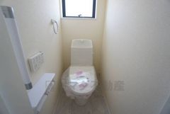 温水洗浄機付トイレです。節水機能もあるので、安心して使えますね。もちろん、1階2階の2ヶ所にトイレがあるので、忙しい朝にもゆとりができますね。