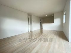 対面式キッチンを中心としたリビングダイニングで家族の会話が弾みそうです。