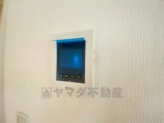 防犯性もばっちり、TVモニター付きインターフォン完備。大きなモニターで玄関先を確認できます。録画機能が付いているので不在時の訪問者も確認できて安心です^^