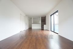 同仕様写真。家族が集まる開放的なリビング。約18帖の大空間で毎日のお食事が楽しみです＾＾思い思いの時間を過ごしたり、家族みんなで食事をしたり、素敵な団らんの場になりますね。