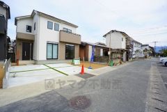 前面道路は交通量が少ないため小さなお子様がいるご家庭でも安心です＾＾ カースペースは停めやすい並列駐車3台。